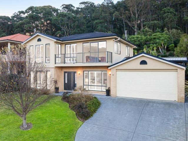 Grand Family Home Backing onto Green Point Reserve