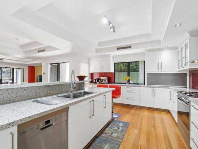 GRAND FAMILY HOME IN CONVENIENT CUL DE SAC LOCATION