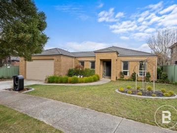 GRAND FAMILY HOME IN SOUGHT AFTER LOCATION