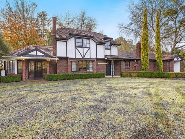 GRAND FAMILY HOME IN STUNNING GARDEN SETTING