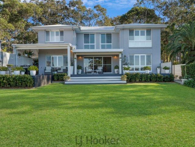 GRAND FAMILY HOME STUNNING LAKE VIEWS