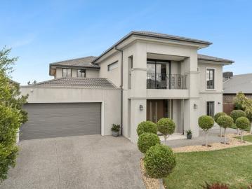 Grand Family Living on a Spectacular Scale in Berwick Springs