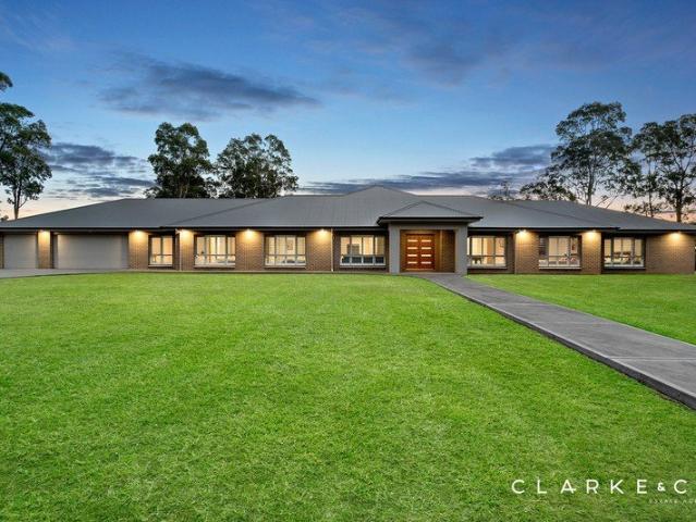 GRAND FAMILY LIVING ON AN EXPANSIVE 3 ACRE PARCEL!