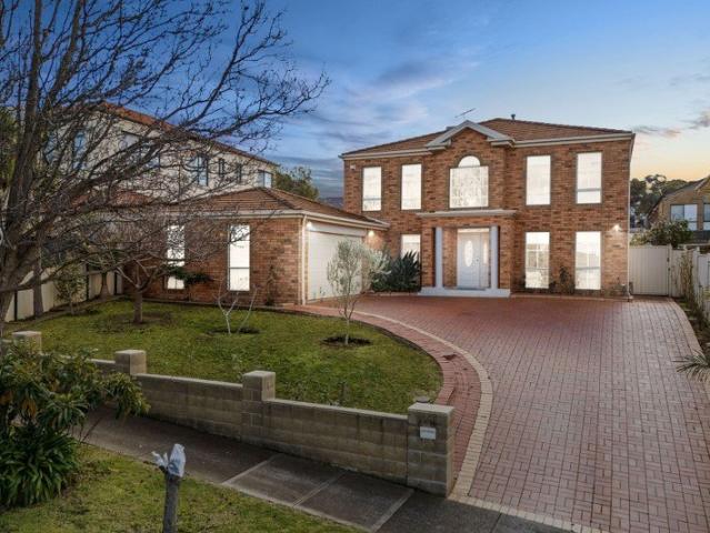 Grand Family Living on Approximately 47 Squares in a Prestigious Greenvale Location