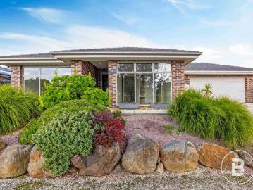 GRAND FAMILY LIVING ON LARGE BLOCK IN SOUGHT AFTER MINERS REST