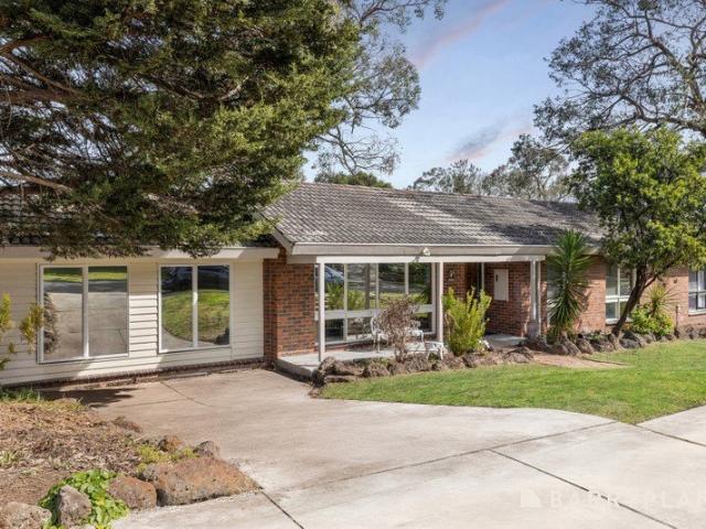 Grand Family Living on 1,083sqm in Bayswater North