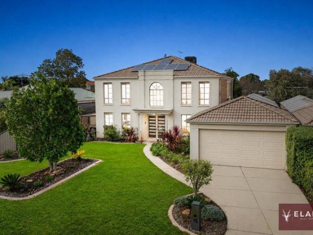 Grand Family Living on 738m² in a Prestigious Court Location