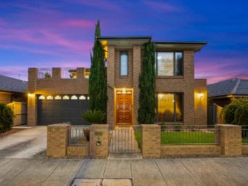 Grand Family Living in Prestigious Insignia Estate