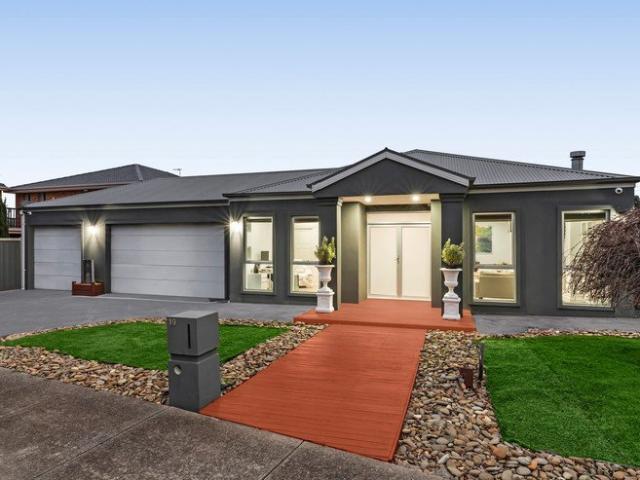 GRAND FAMILY LIVING, TRIPLE GARAGING & EXCEPTIONAL 769SQM APPROX