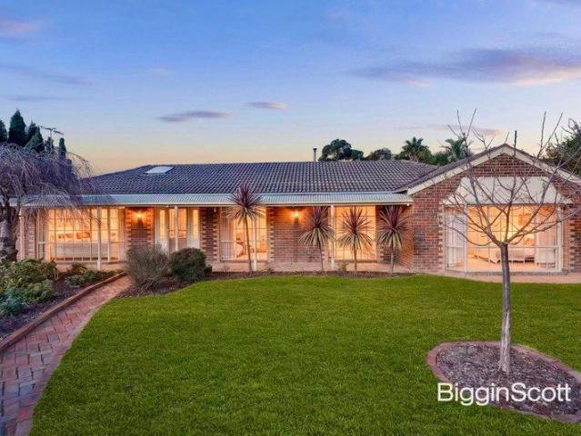 GRAND FAMILY LIVING WITH EXCEPTIONAL SPACE & VERSATILITY IN A PEACEFUL COURT!