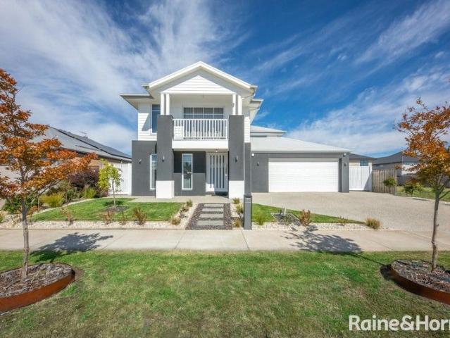 Grand Family Living with Mountain Views!