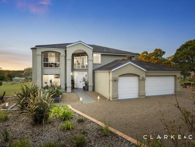 GRAND FAMILY LIVING WITH SWEEPING MOUNTAIN VIEWS!