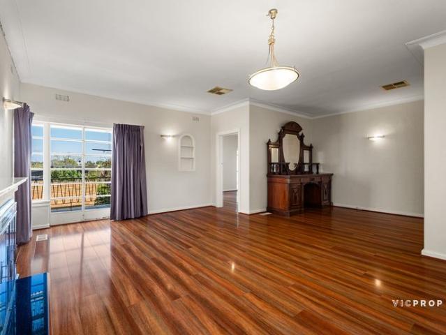 Grand Family Living with Pool in a Prestigious Ivanhoe East Location