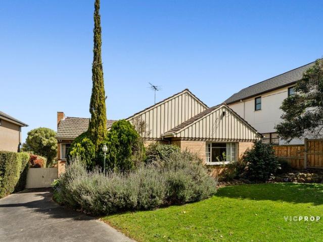 Grand Family Living with Pool in a Prestigious Ivanhoe East Location