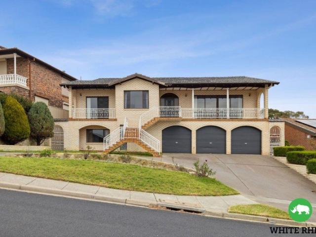 Grand Family Living with Panoramic Mountain Views
