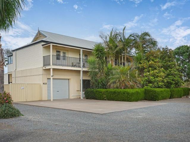 GRAND FAMILY LIVING WITH QUEENSLANDER CHARM