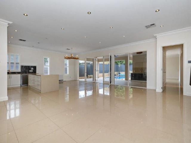 Grand Family Living – 8 Bedrooms, 4 Bathrooms & Swimming Pool