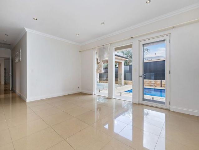 Grand Family Living – 8 Bedrooms, 4 Bathrooms & Swimming Pool
