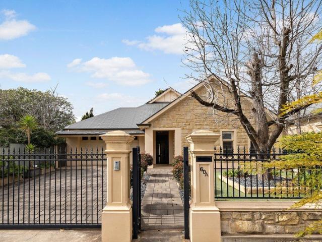 Grand Family Living 8 Bedrooms, 4 Bathrooms & Swimming Pool