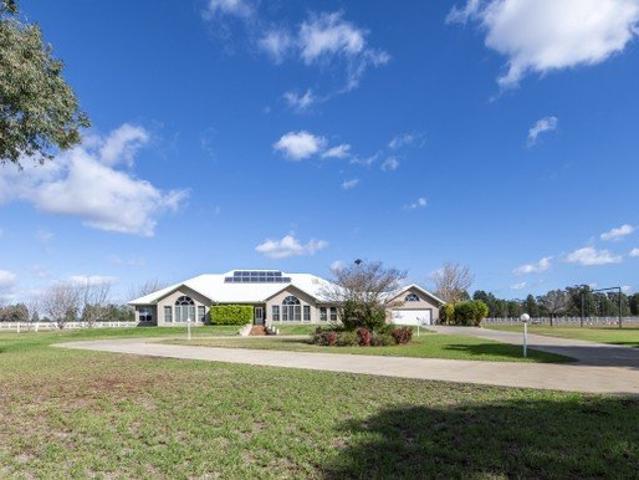 Grand Family Lifestyle on 1.5ha in Firgrove Estate!