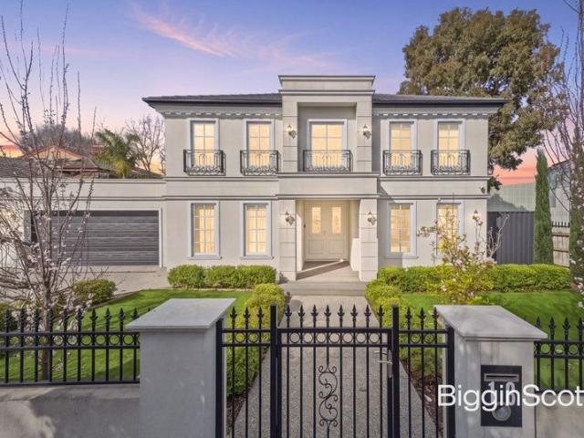 GRAND FAMILY LUXURY IN A PRIZED MOUNT WAVERLEY SETTING!