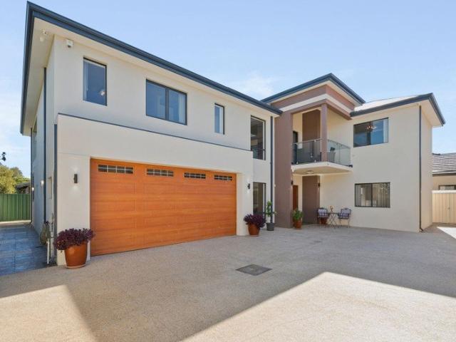 GRAND FAMILY RESIDENCE IN ONE OF MORLEY'S MOST CONVENIENT CUL DE SAC LOCATIONS