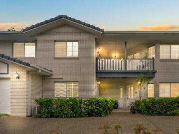 Grand Family Residence in a Quiet Court Location!