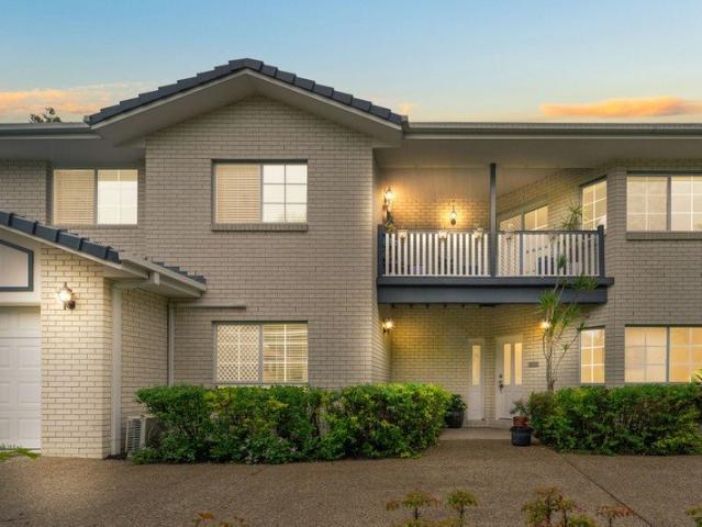 Grand Family Residence in a Quiet Court Location!