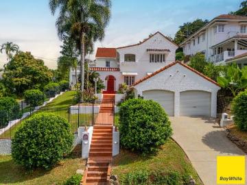 Grand Family Residence in Prestigious Edge Hill