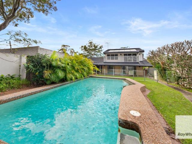 Grand Family Residence with Sparkling Pool