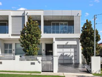 Grand Full Brick Family Living, Luxurious 5 Bedroom Entertainer!
