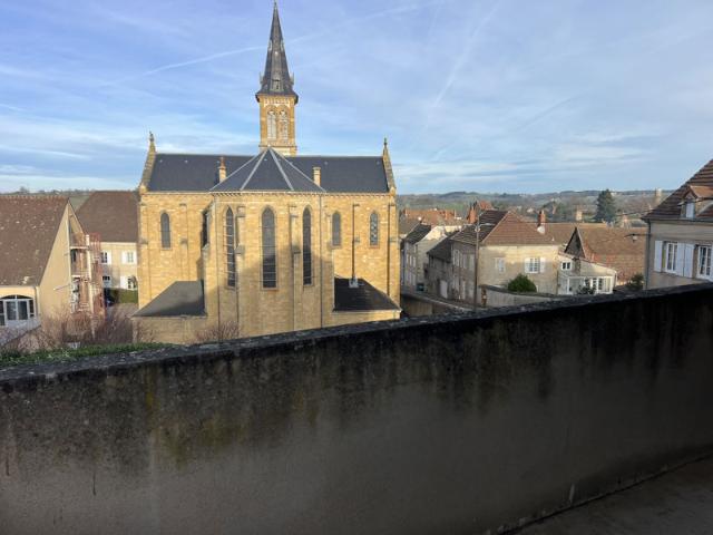 Grand garage et logement centre ville de La Clayette