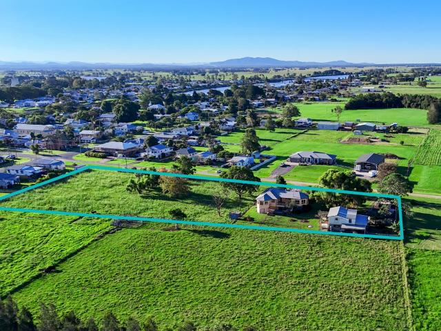 Large Home on small acres located just Minutes to South West Rocks!