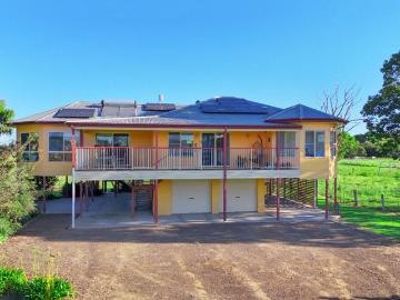 Large Home on small acres located just Minutes to South West Rocks!