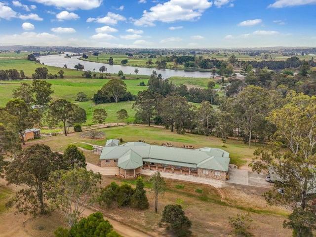 Grand Home on 3.36 Acres with Breathtaking views over the Valley & Manning River