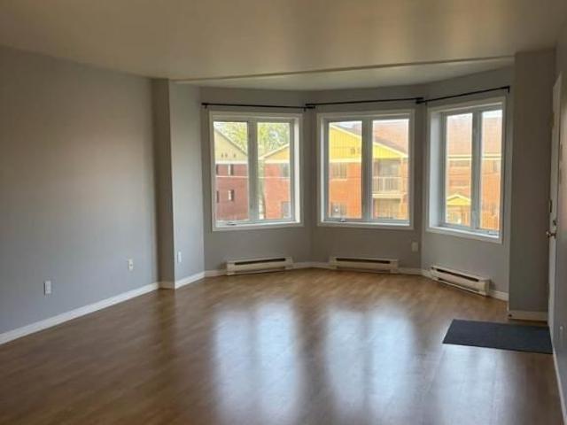 Grand logement 4 ½ 2 chambres et 1 salle de bain