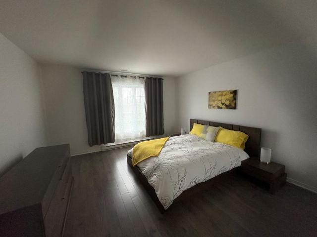 Grand logement 3 chambres avec stationnement intérieur et extérieur dans un secteur recherché de Sainte Julie