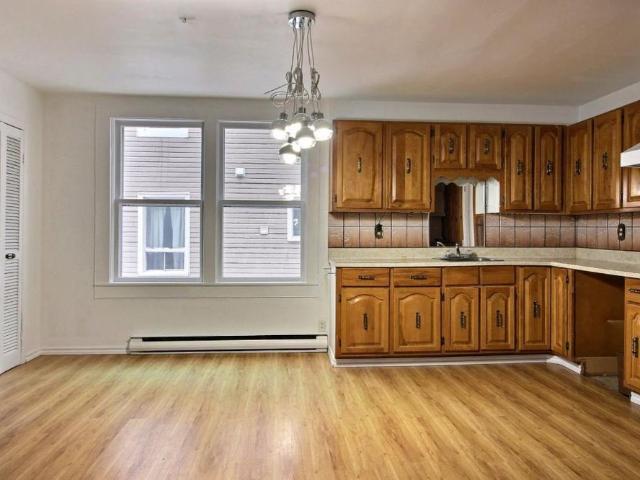 Grand logement de 10 pièces sur la rue Laval. Loyer avec possibilité de travail à domicile. 4 chambres à coucher