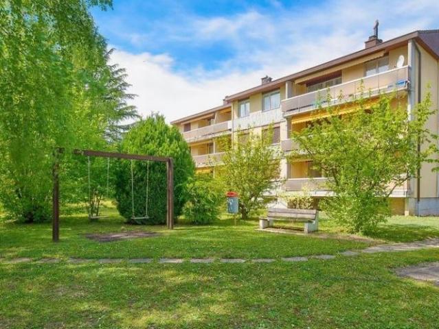 Grand logement offrant beaucoup d'espace et de lumière