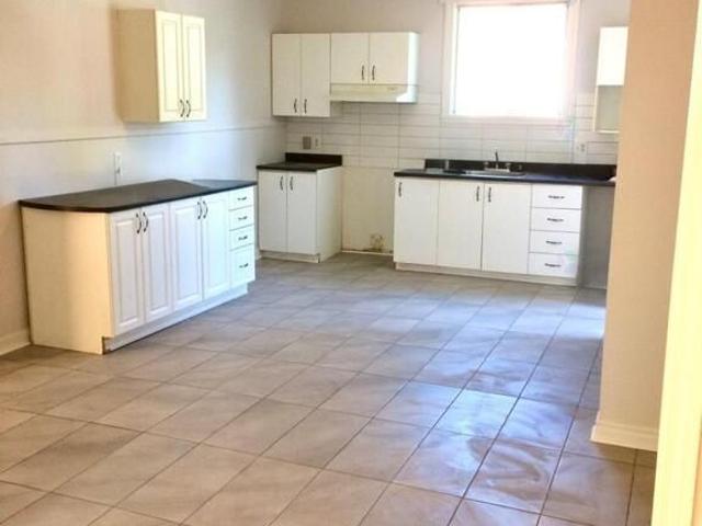 Grand Logement Renové Avec 4 Chambres