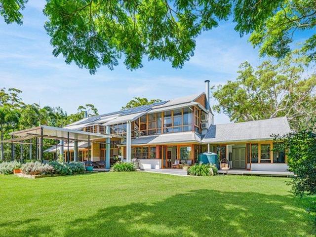 Grand Luxury Home, Positioned on Large Block