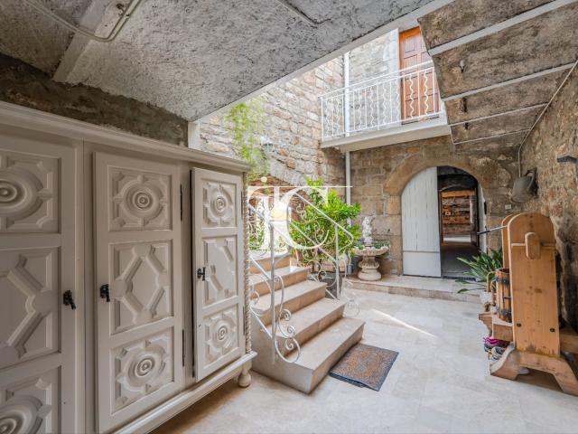 GRAND MAS RENOVE DE VILLAGE AVEC TERRAIN * 5 CHAMBRES * NOMB. 272m² Lablachère