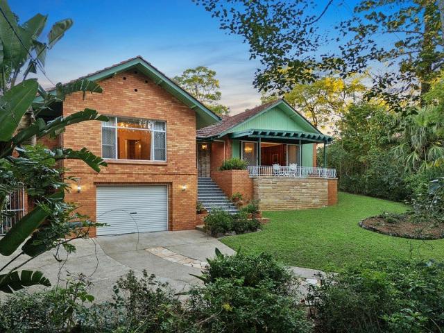 Grand Mid Century entertainer on subdividable land