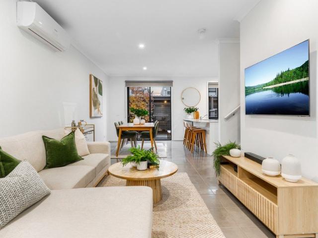 PICTURESQUE PARKLAND FRONTAGE* WHEN PRESENTATION, LOCATION & AFFORABILITY COMBINE!