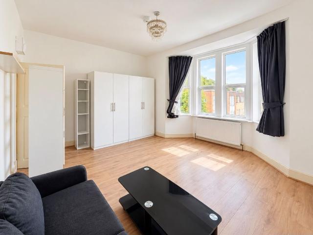 Grand Parade, London N4, 3 bed flat to rent, £2,500 pcm | PrimeLocation