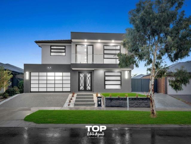 Grand Park Facing Luxury Residence with Architectural Elegance