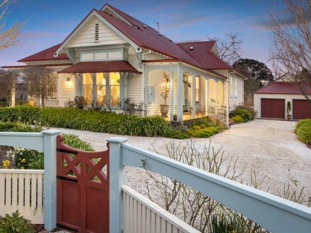 Grand Period Elegance on an Exceptional 3,165m² Landholding in Buninyong CBD backing onto Parklands