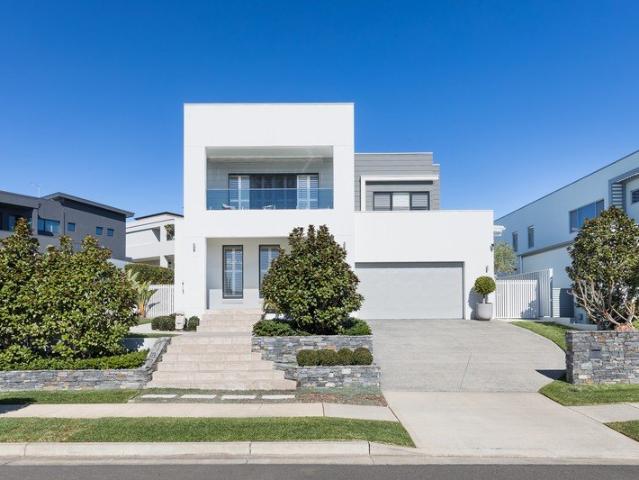 GRAND PRESENCE MEETS LUXURIOUS LIVING