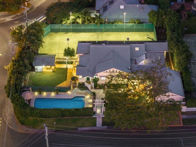Grand Queenslander c1923 on 1612m2 with Private Tennis Court