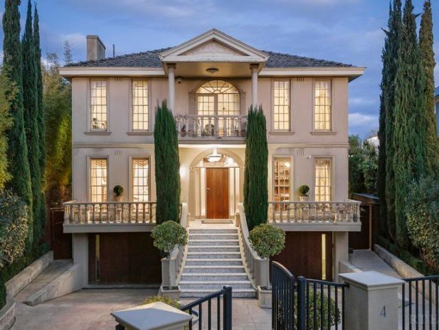 Grand Residence in Exclusive Court